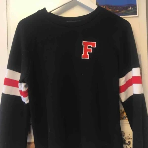 - Collage tröja, aldrig använd. 40kr