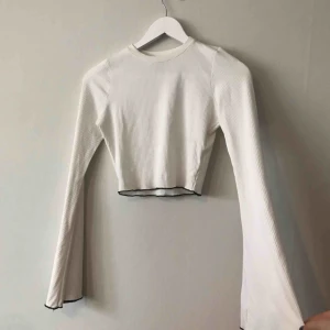 - Topp från Chiquelle, vida ärmar och kontrast sömmar typ. Perfekt till studenten eller bara en vår/sommar topp.   Betalning sker via swish och köparen står för frakten. Jag tar inget ansvar om posten slarvar bort paketet eller liknande. 
