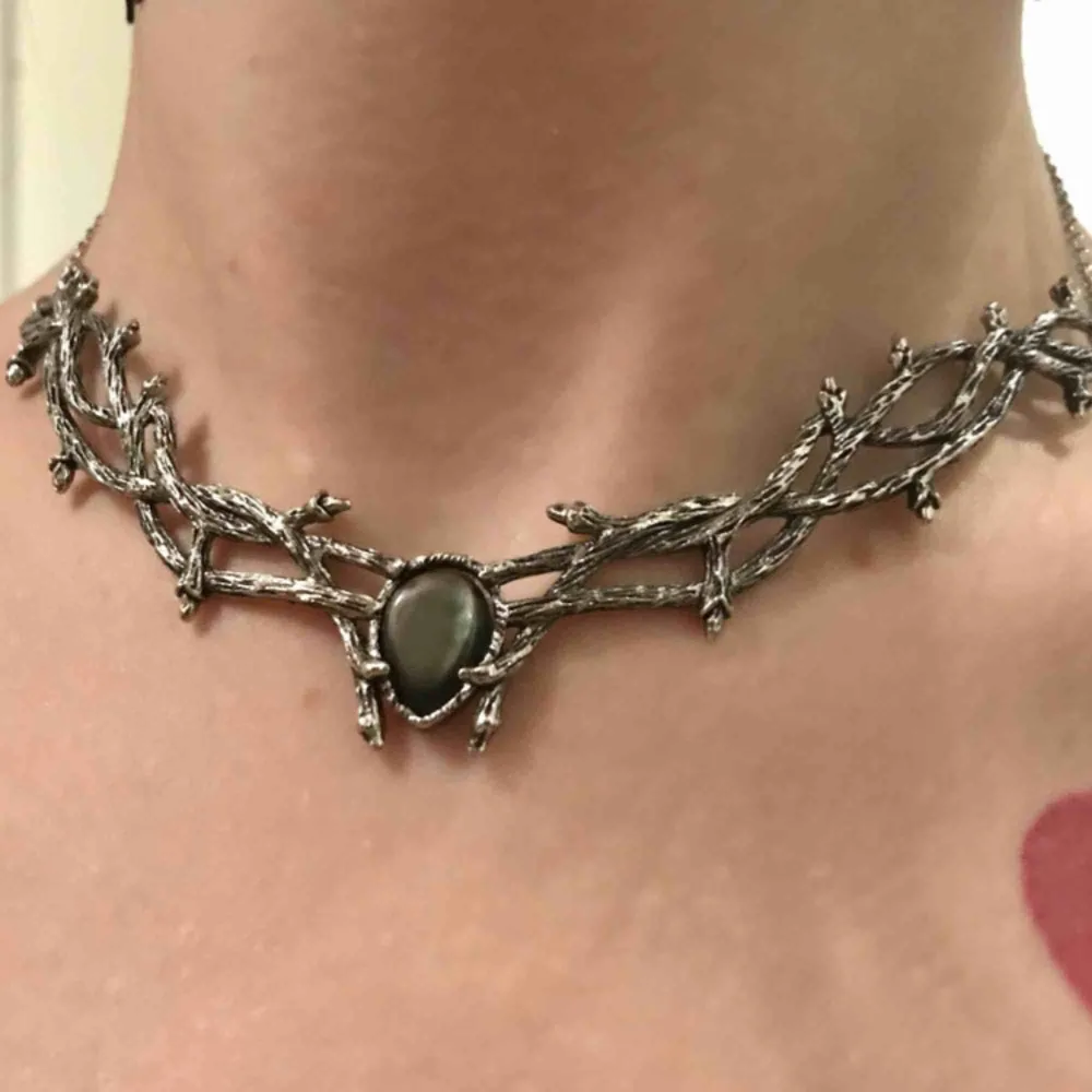 Halsband från DIXI med tvinnade grenar i silver som slingras runt en pärl-liknande sten. Superfint men inte riktigt min stil längre. Stängs med vanligt knäppe. Postar eller möts upp i Stockholm ♡ . Accessoarer.