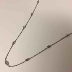  - Aldrig använd! Inte äkta silver. Kan användas som choker, armband och kort halsband. Frakten är inräknad i priset. 