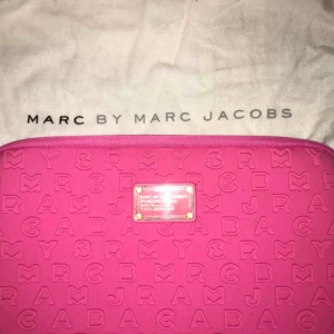  - Super fint knallrosa dator fodral från Marc by Marc Jacobs! 13-tum. Självklart är det äkta och i nyskick. Köpare betalar eventuell frakt💖 skriv om ni undrar något💋