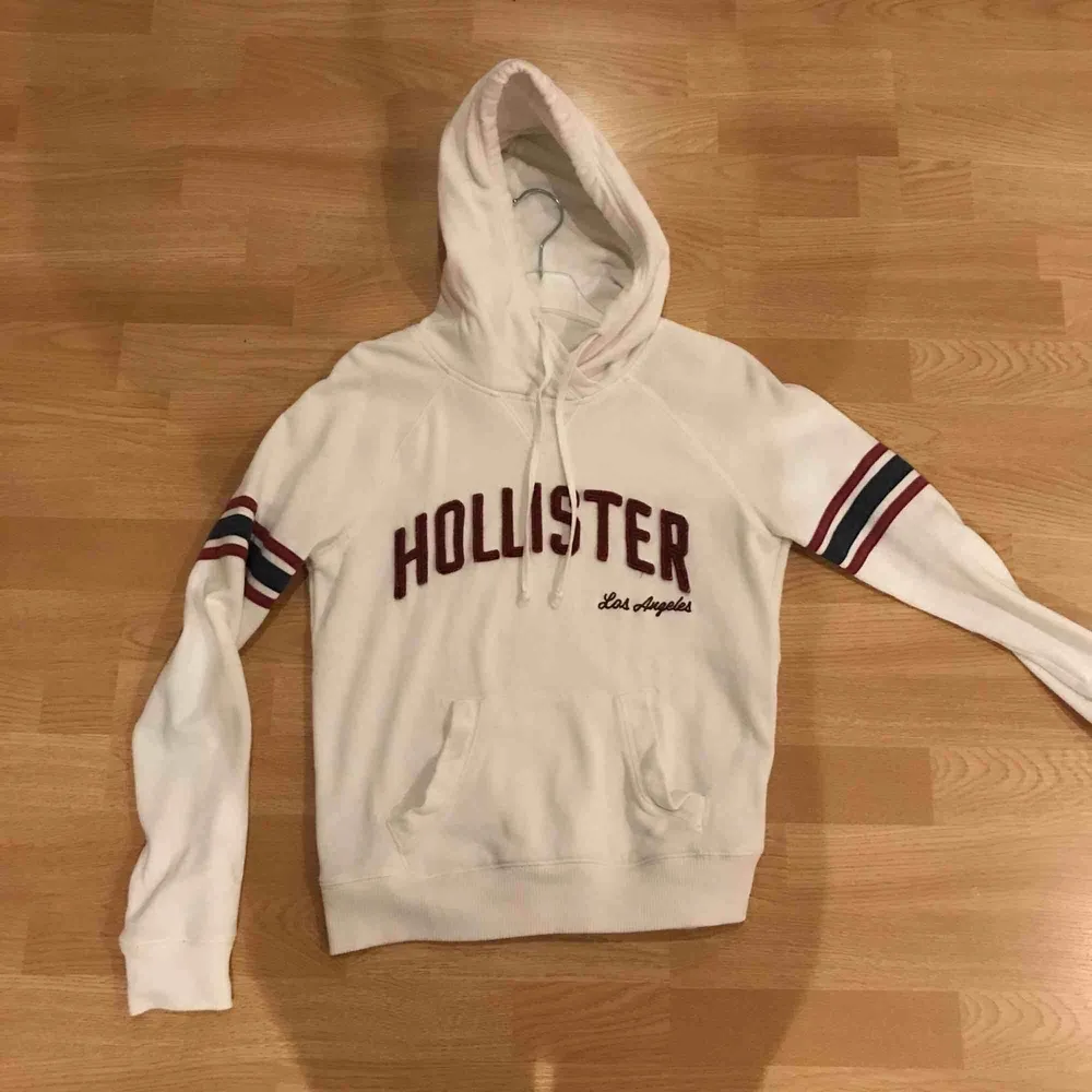 Hollister hoodie i använt skick  Märkt XS men passar även S Köparen står för frakten . Hoodies.