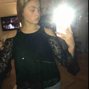  - Hollister blus i spets med lite utsvängda armar, aldrig använd (prislapp kvar) 