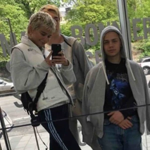  - Vit north face jacka  