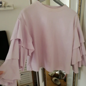  - Jätte fin och stilren tröja med fina detaljer på armarna! Säljes billigt och passar perfekt till våren. 