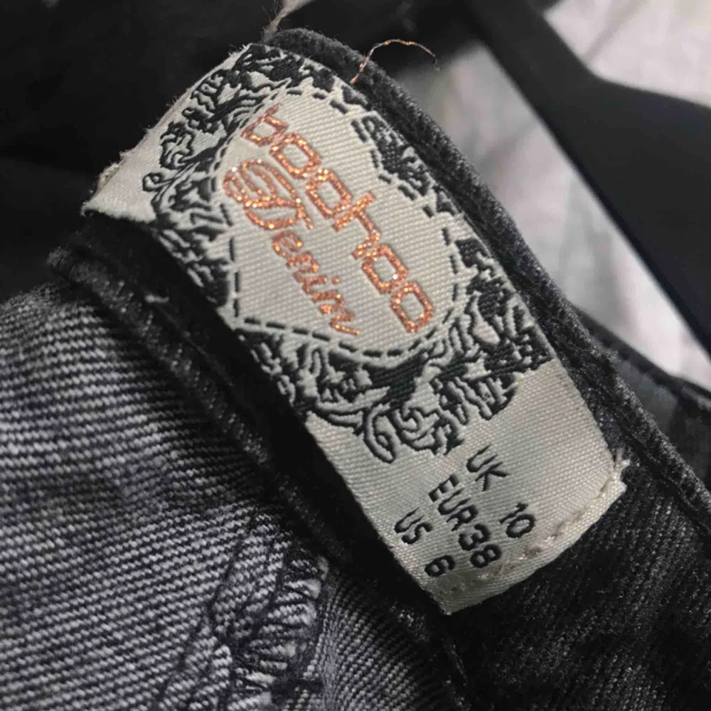 mörkgråa mom jeans från boohoo med stora hål. storlek 38 eur. använt 3-5 gånger, nästan nyskick. 95% bomull🕷🙌🏽🖤  100 kr (utan frakt) köparen står för frakt. tar bara swish!. Jeans & Byxor.