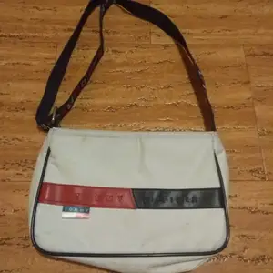 Vintage Tommy Hilfiger handväska i fint skick! Osäker om det är äkta dock.