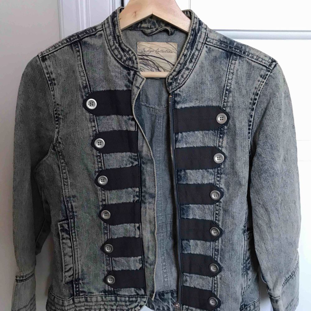 Cool jeans jacka med detaljer 💙 köpt second hand i London. Plus frakt 💌. Jackor.