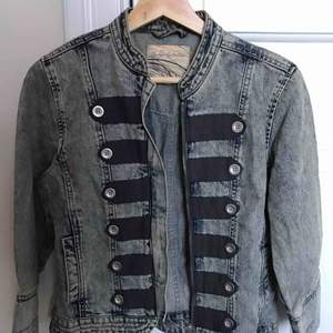 Cool jeans jacka med detaljer 💙 köpt second hand i London. Plus frakt 💌