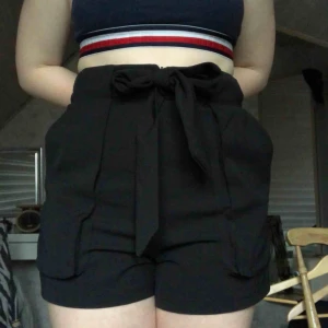  - Jättefina shorts med gullig knytning!  Sparsamt använda.  Köparen står för frakt❤️