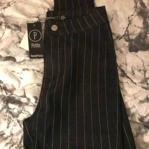  - Randiga jeans Skit fina matchar bra till en enkel tröja. Kan frakta men då står köparen för frakten tar även swish😊