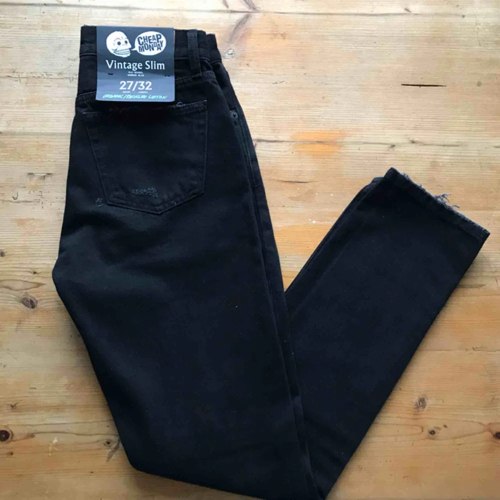 Ett par svarta Cheap Monday jeans med hål på knäna. Mid high waist, ganska mjuka✨aldrig använda. Jeans & Byxor.