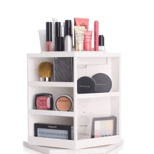  - En sminkhylla som roterar i 360 grader och kan förvara allt ditt smink. I mitten finns ett större utrymme för förvaring av större produkter. Lätt att rengöra.  I fint skick! Köptes för 399:-  Höjd: 25cm Bredd: 29cm Bredd på sidohyllorna: 15cm