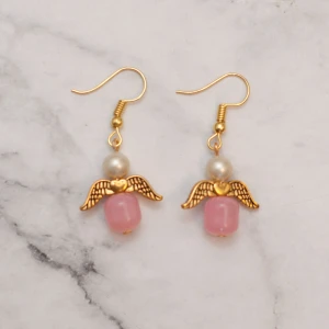  - Fina örhängen med skyddsänglar, krokarna ska vara nickelfria. 9:- i frakt tillkommer.