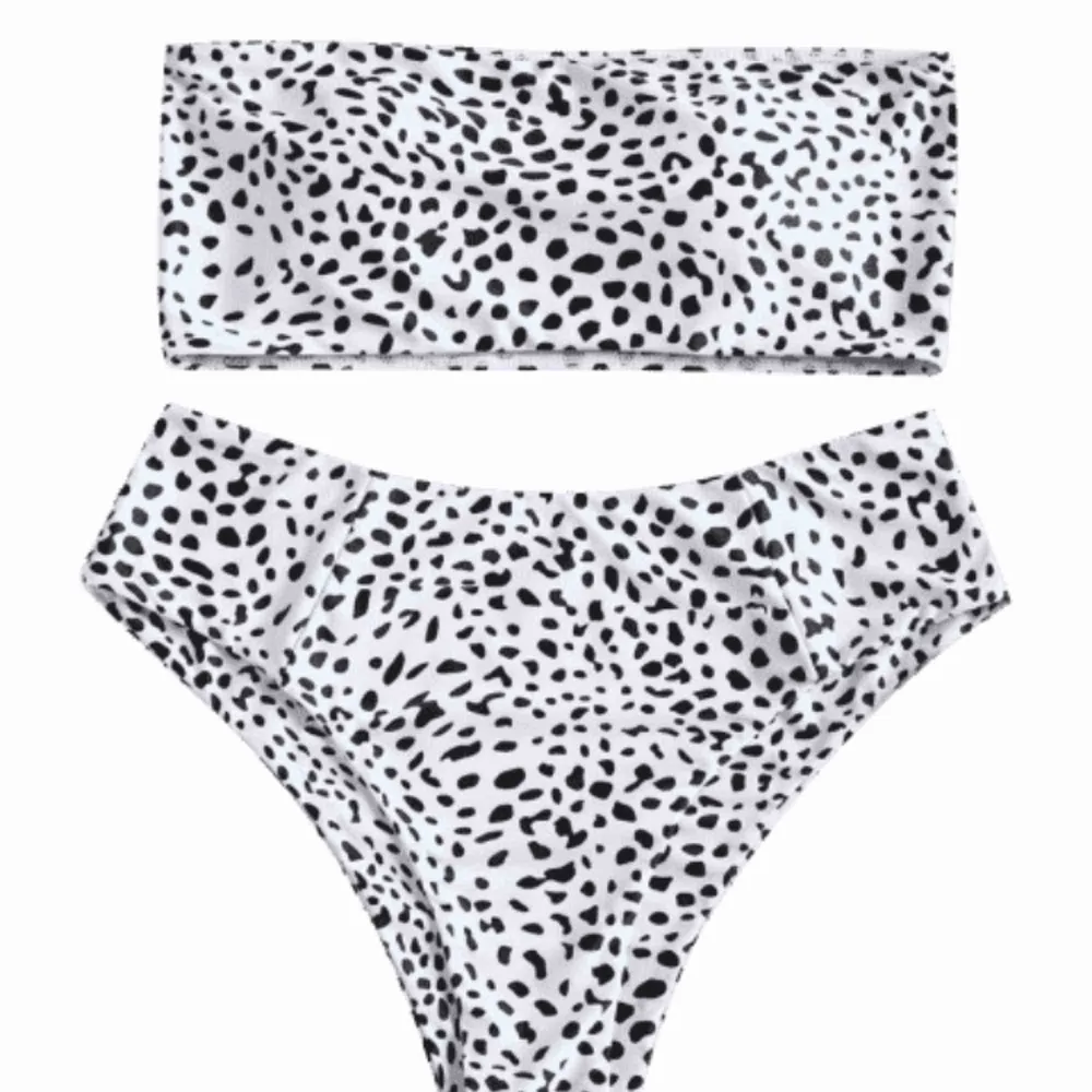 Helt oanvänd högmidjad bandeau bikini i vitt leopard mönster från Zaful!! Skitsnygg men beställde tyvärr i fel storlek :,) den är i strl L men passar även M. Frakt tillkommer. Skriv vid frågor :)❤️. Övrigt.