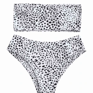  - Helt oanvänd högmidjad bandeau bikini i vitt leopard mönster från Zaful!! Skitsnygg men beställde tyvärr i fel storlek :,) den är i strl L men passar även M. Frakt tillkommer. Skriv vid frågor :)❤️