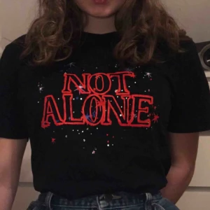  - Snygg T-Shirt i storlek S, men skulle säga att den passar M också. Knappt använd pga att den inte riktigt är min stil.