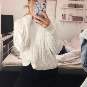  - Fin stickad tröja från indiska, storlek L men passar S-L beroende på hur man vill att den sitter. 90kr + 40kr frakt via swish. 