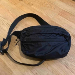  - Svart magväska från Weekday. I jättebra skick, endast använd fåtal gånger. Två fickor med mycket utrymme. Kan justeras mindre och större. Frakt tillkommer 💫