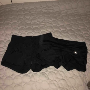  - Två par träningsshorts: de första paret är lite mer ”prassliga” och de andra paret är lite mer tighta. Både säljes för 60kr