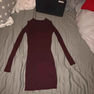  - kort ribbad klänning. visar axlar. vinröd