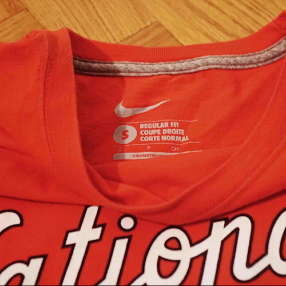 HELT OANVÄND Röd oversized Nike tshirt, används inte o säljes därför, mjukt material. T-shirts.