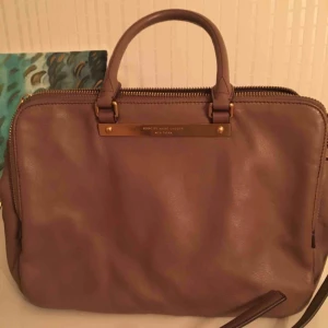  - Säljer nu mina fina väska som använts en gång! Passar bra för alla tillfällen , vardags, plugg, och fest !