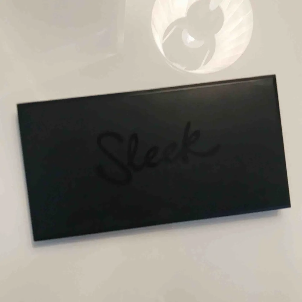 Sleek i-Divine eyeshadow palette. Aldrig använd, bara swatchat några färger. Frakten är inkluderad i priset. Betalning med swish. Övrigt.