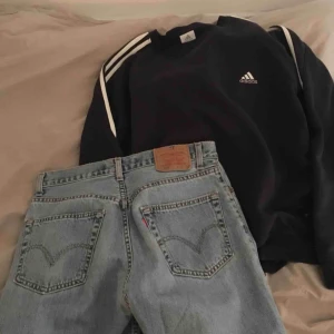  - Levis jeans i en ljusblå somrig färg!! En midjan som funkar för storlekarna 27-33 beroende på hur baggy man vill ha dem! 