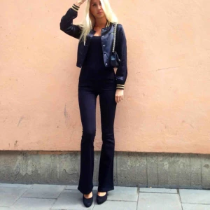  - Så snygga bootcut replay jeans! 😍👖Endast använda enstaka tillfällen. Väldigt sköna och stretchiga. Säljer då de tyvärr blivit för små! Kostar runt 1000 nya.