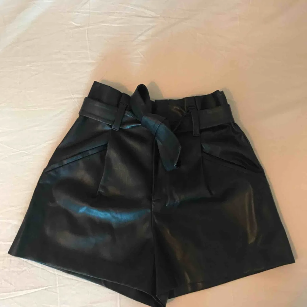 Förra köparen ångrade sig så jag lägger upp dom igen🙃 Supersnygga shorts i skinnimitation från Zara🖤 Passar dig som har storlek 34/36. Frakt 36 kr💌. Shorts.