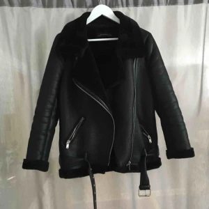  - Jacka i gott skick från zara. Skickar mot frakt eller möts upp centralt i Stockholm ☺️ hör av er vid frågor 