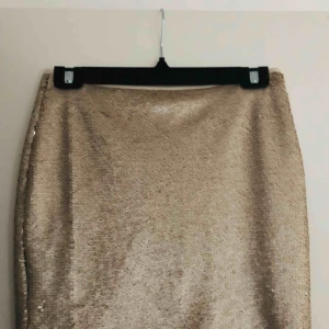  - Sparsamt använd guldig paljettkjol från Crocker i stl XS🖤 Tar även bud!