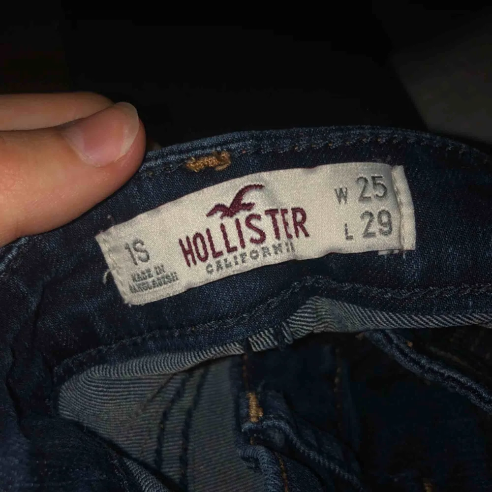 Mörkblå jeans från Hollister i tight modell. W25, L29. Tar bud.. Jeans & Byxor.