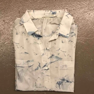  - Skjorta mönstrad i vit/blå. Helt oanvänd. 