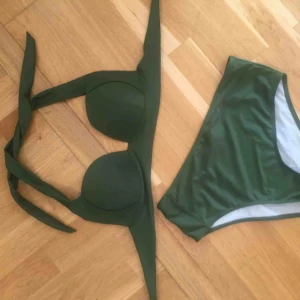 - En helt ny bikini (kom i posten 8/5) i en fin grön färg. Säljer pga. det blev fel storlek. Om du bara vill ha nedre-/över-de hör av dig. Perfekt nu till sommarn <3 Tar swish och kan möta upp i Uppsala eller posta, JAG STÅR FÖR PORTO OM SNABB AFFÄR