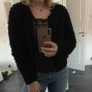  - Svart, lurvig sommarjacka. Går att matcha till allt och passar vid alla tillfällen. Har tyvärr inte fått den användning som tänkt så hoppas den hamnar i bättre händer:)