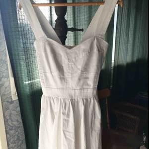  - Studentklänning köpt på secondhand och aldrig använd av mig själv. Cutouts i ryggen/sidan och definierad byst. Relativt tunt tyg dock.