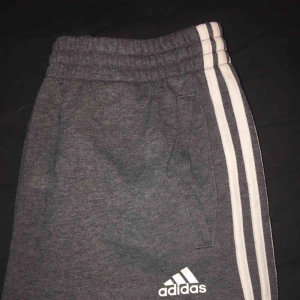  - Snygga äkta adidas mjukisbyxor i bra skick.  Frakten ingår i priset.  Storlek s men passar även m