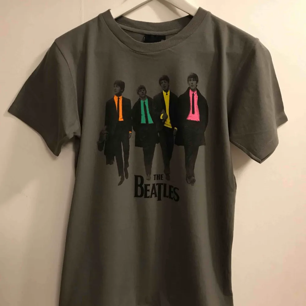 The Beatles Walking Down The Street t-shirt, storlek som en L-M. Från axel ner är den ca 67cm och på bredden från armhåla till armhåla är den ca 48cm. Den är ny och aldrig använd. Kan hämtas upp i Enskededalen eller skickas mot portokostnad 44:-. T-shirts.