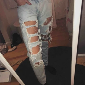  - Sjuk snygga boyfriendjeans med slitningar! Knappt använda 