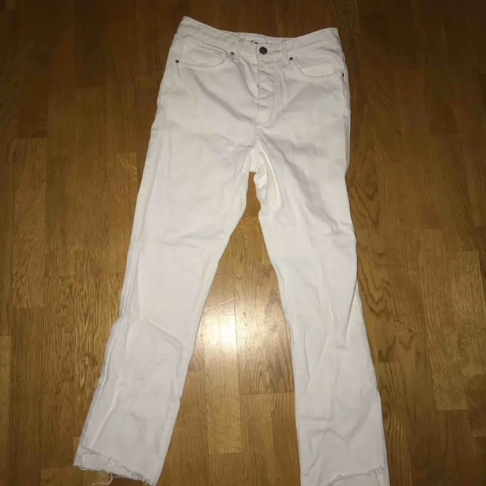 Vita jeans med slitningar nertill, aldrig använda.. Jeans & Byxor.