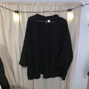  - Svart kimono från H&M!      Betalas med swish. Kan mötas upp i Halmstad eller skicka mot frakt som betalas av köparen. 