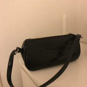 En Baguett väska från Nelly - Säljer min väska ifrån Nelly som är väldigt inne just nu, väskan är använd ett par gånger och är i ett befitnligt skick, Jag tänker att vi kör en budgivning på denna där startbudet är 150kr BUDA NU TJEJER💗💗 Köparen står för Frakten 