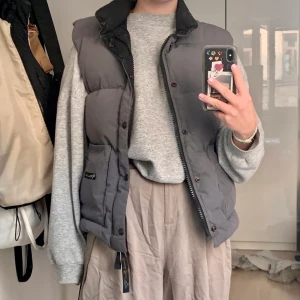 canada goose väst - tjock vinterväst från canada goose som passar både herr och dam💕 startpris 500kr, budgivning i kommentarsfältet!                          