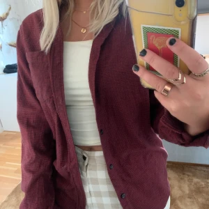 Skjorta röd/svart rutig - Knappt använd!!❤️🖤 Kan fraktas!! Lite större än S