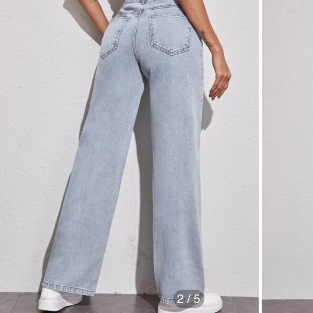 Säljer ett par väldigt fina ljusblåa jeans i storlek m ( men passar även s )  120kr + frakt ( fraktkostnad: 88kr ) 🥰. Jeans & Byxor.