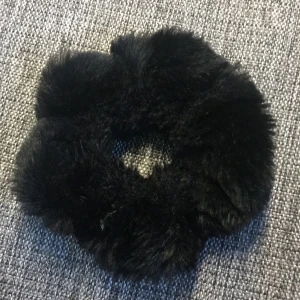 Scrunhie  - En svart fluff scrunhie.