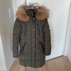 Rock and Blue jacka arctica  - Rock and Blue jacka i storlek 32. Färgen är olivnight. Köpt förra året och använd några gånger så jackan är i princip som en ny. Kommer från djur-och rökfritt hem. Pälsen är äkta  