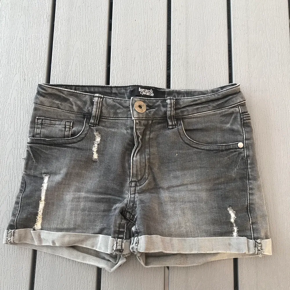 Svarta slitna shorts i storlek 140 ungefär som en XXS. Använt ett par gånger men ändå bra skick. (Frakten ingår i priset). Shorts.